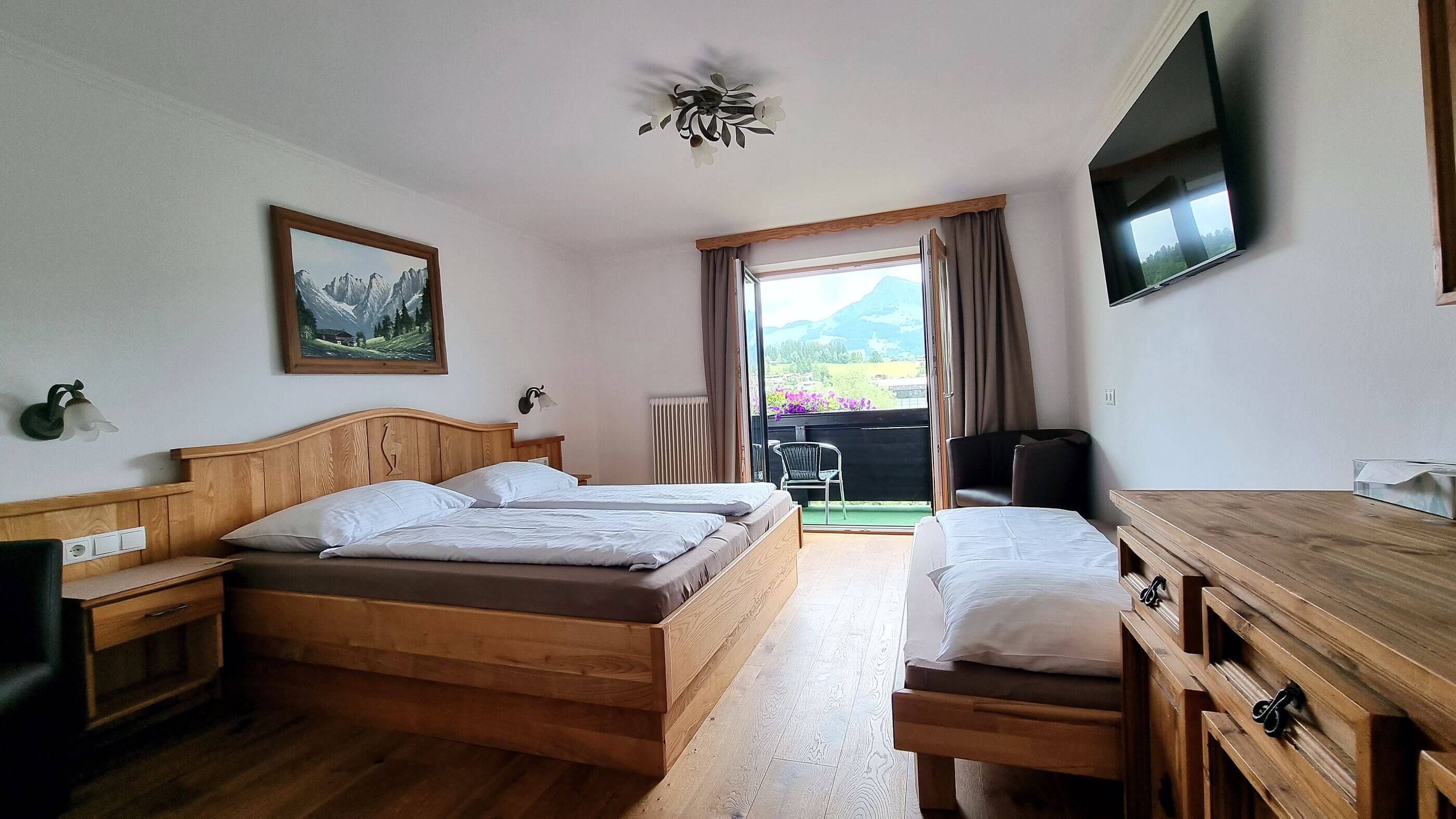 Dreibettzimmer mit Balkon
